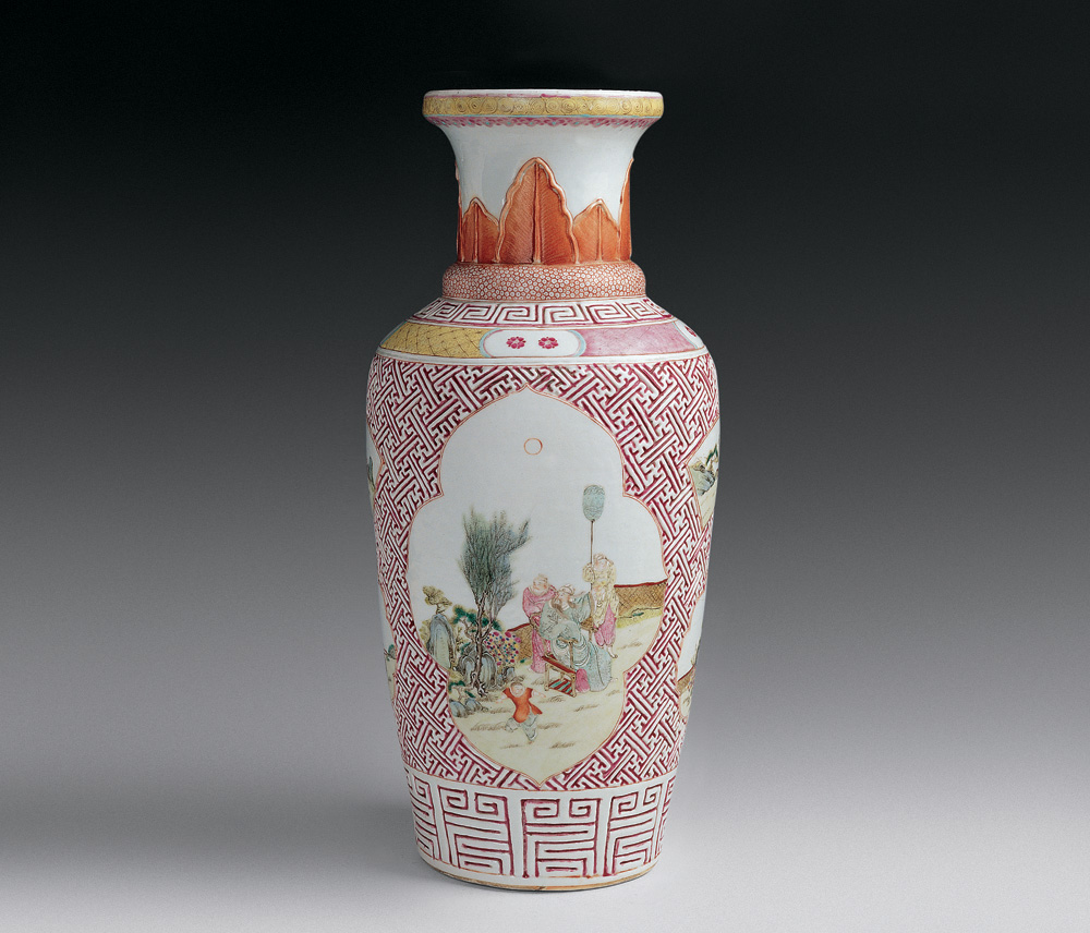 锦地粉彩开光人物纹瓶.jpg